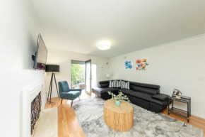 Minutes to Broadway family unit with 2Br-2Ba and Optional private parking